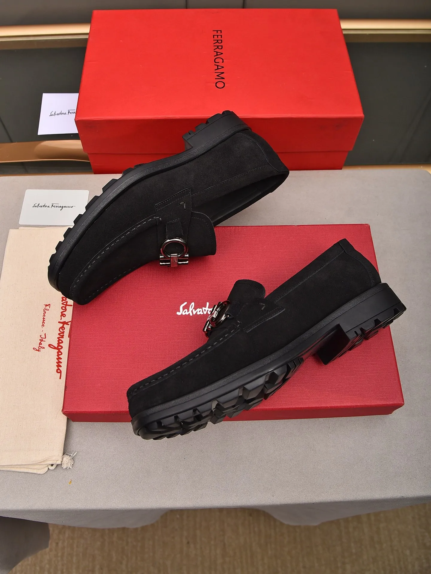 Men's shoes 💰: 500 Brand: Ferragamo Size: Men's size 38/44 (45 can be customized) Grade: Same style as the official website High-end quality men's shoes Material: Original first-layer calfskin Water-dyed cowhide lining Original outsole Style categories: Men's fashionable formal business casual leather shoes Slip-on men's shoes high-top series Young fashion European and American trends British style Casual matching Comfortable feet